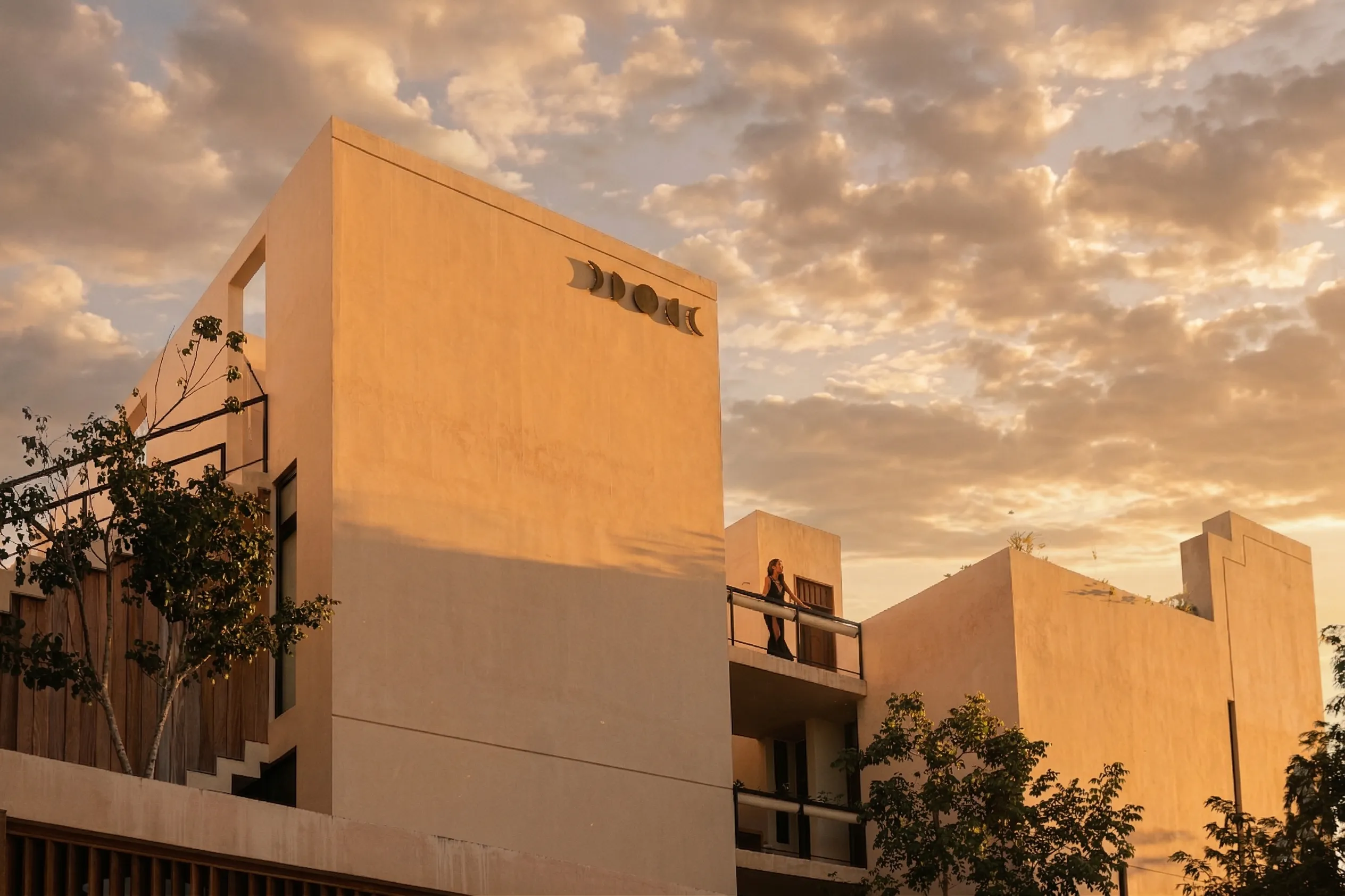 Fachada principal de Eterna Residences en Tulum con arquitectura contemporánea y vegetación tropical
