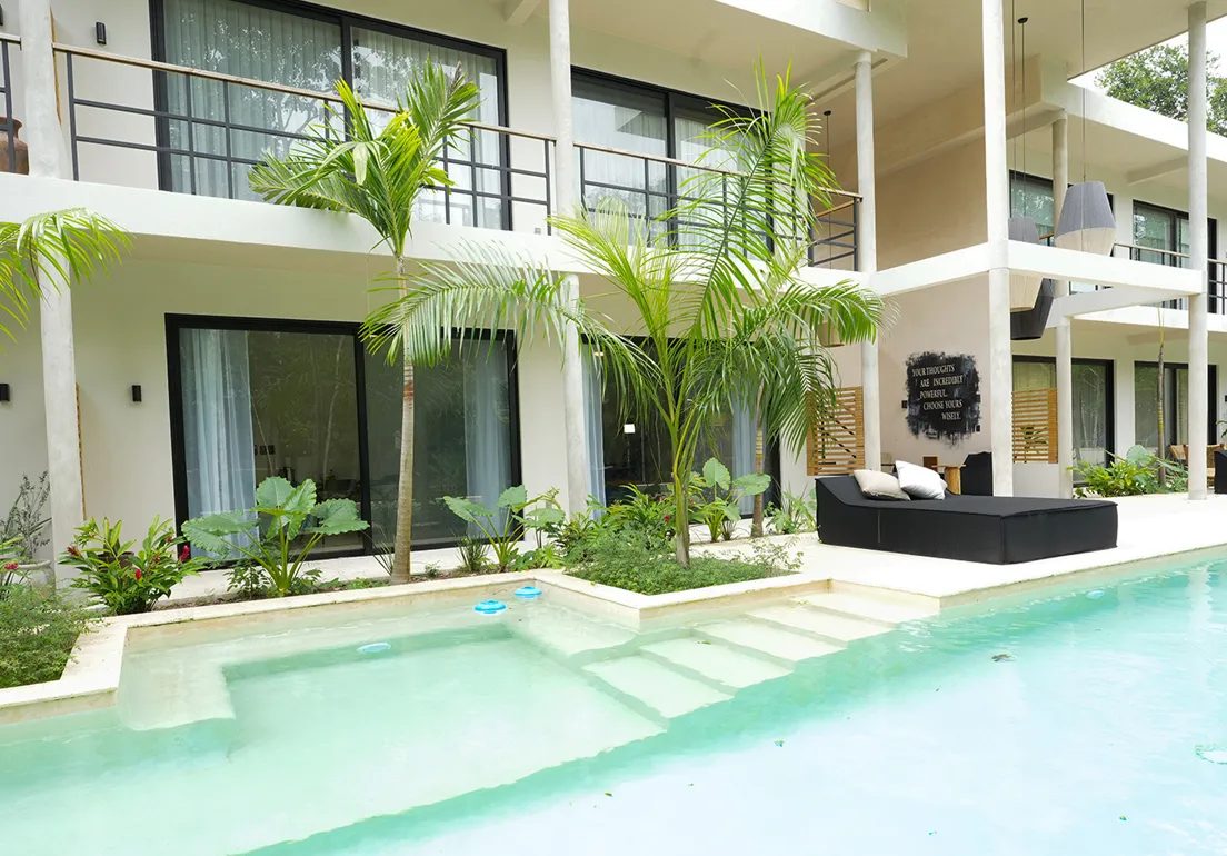 Estudio en Attha Holistica con acceso directo a la alberca rodeada de vegetacion tropical